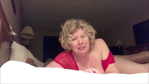 Heiße blonde Oma wird ohne Kondom von ihrem Ehemann gefickt