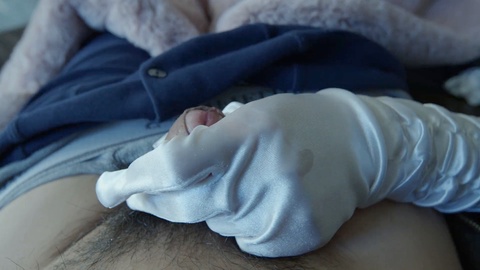 Une fille coquine en gants de satin donne une fellation avec une touche spéciale