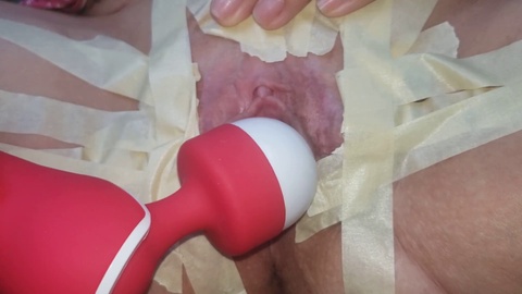 Contrazioni orgasmiche intense mentre la sua fica bagnata viene stimolata con un vibratore