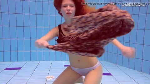 Dama sexy in piscina che si diverte