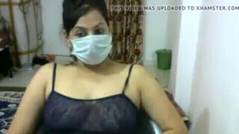 La tante indienne fait une séance de pose de milf coquine sur webcam.
