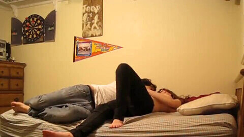 Jeune couple torride baise dans une vidéo amateur faite maison