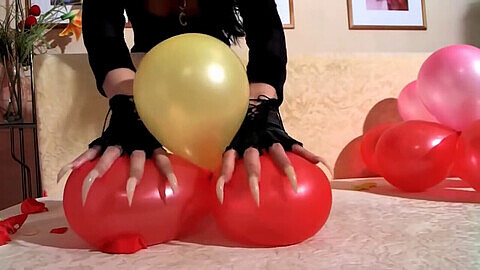ANPs Krallen platzen Ballons für einen kinky Erwachsenen-Spielzeug-Fetisch.