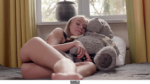 Petite blonde Aislin genießt die Benutzung von Strapons und Sexspielzeugen in ihrem Plüschtier-Liebesfilm.