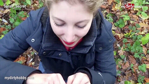 Adolescente alemana rubia de MyDirtyHobby da una mamada a un desconocido y traga su semen en público