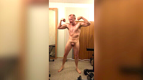 Bodybuilder massiccio muscolare si fa l'olio e poi mostra i muscoli con uno spruzzo gigante di sperma!