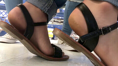 Train feet teen sandals, dangling legs, sandalen füße