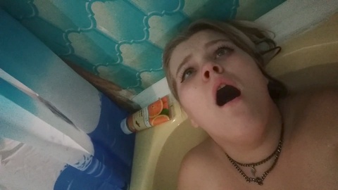 Gioco erotico solitario con un tubo - gemiti estatici in bagno