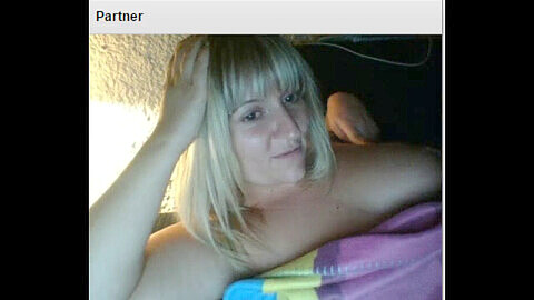 31-jährige Französin zeigt ihre großen Brüste vor der Kamera
