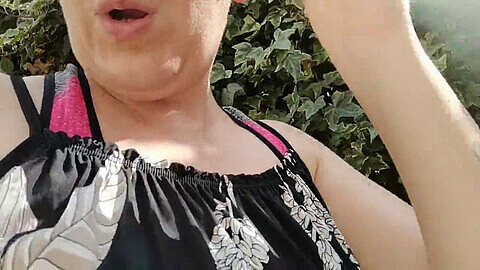 Schöne italienische Stiefmutter fickt sich selbst mit einem Dildo und spritzt in einem öffentlichen Garten