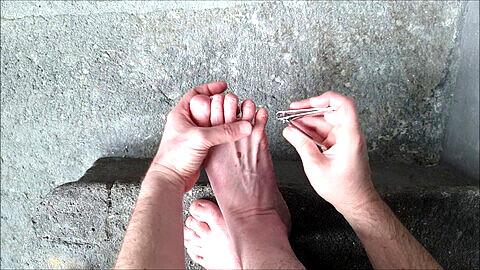 männlicher Fußfetisch: Typ schneidet seine Zehennägel - kurz und bündig (kein Sex, für Fußliebhaber).