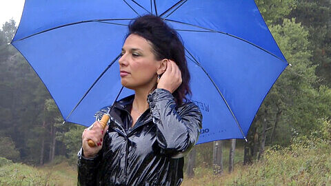 Versautes Regenabenteuer: Spielen in Pfützen mit Stilettos und Regenschirm!