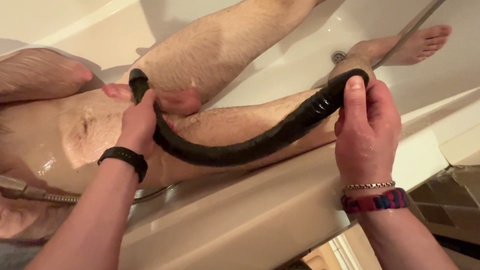 Mein Partner dringt mit einem riesigen schwarzen Dildo in mein Loch in der Badewanne ein und kommt dann auf meinen Arsch