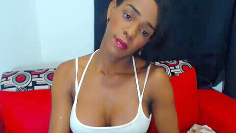 Sasha, performeuse débutante en webcam en tant que ladyboy aux gros seins