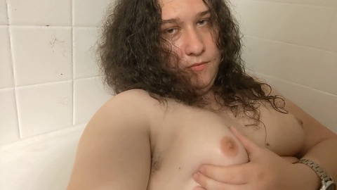 Une femme trans se fait plaisir dans sa baignoire !
