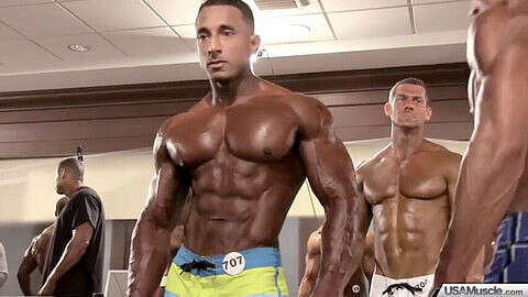 2014 MastersPumproom Plus de 40: Des bodybuilders gays déchirés et prêts à montrer leurs muscles!,