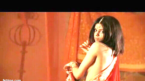 Beauté indienne spectaculaire montre son charme dans un spectacle de taquinerie en solo