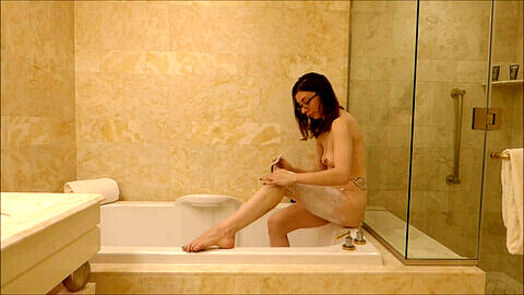 Sammy gibt sich ihrem Rasierfetisch hin: Sie trimmt ihre Beine, Achseln und Muschi in einer schaumigen Badewanne.