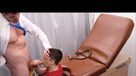 Una adolescente pequeña es follada en bruto por un doctor bien dotado - FunSizeTwinks.com