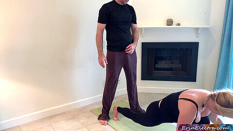Figlio aiuta la matrigna con lo yoga e le apre la figa